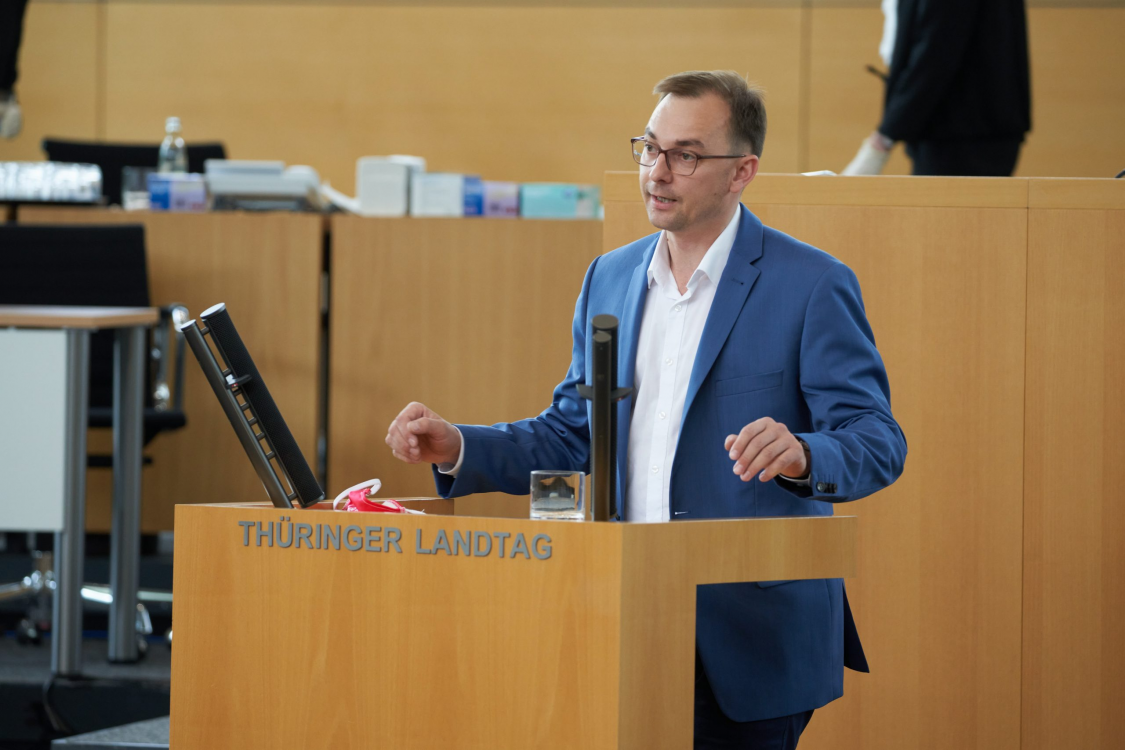 Denny Möller am Rednerpult des Thüringer Landtags